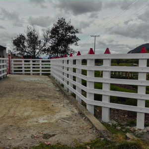 Postes en ecomadera plasticas para corrales y establos