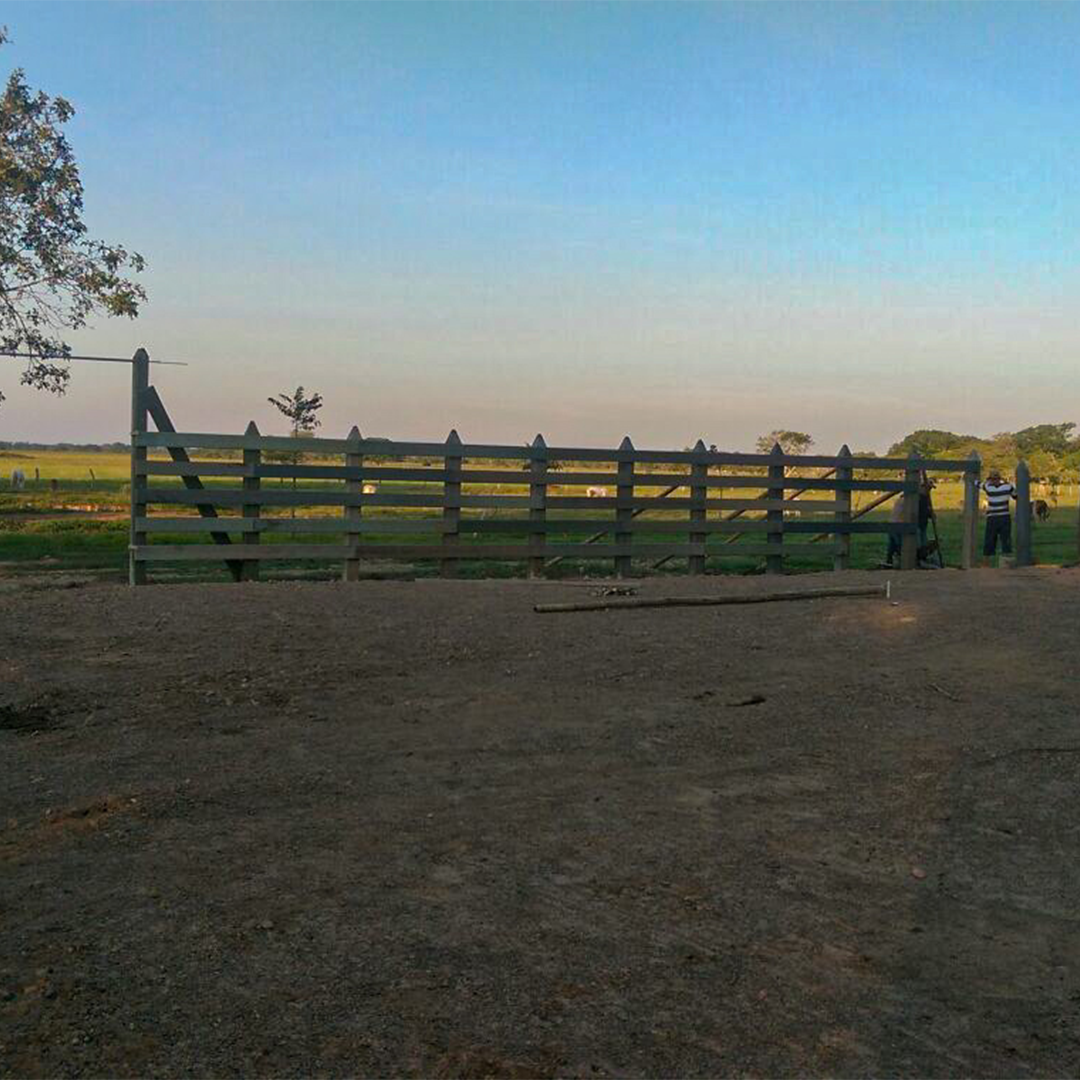 Postes en ecomadera plasticas para corrales y establos