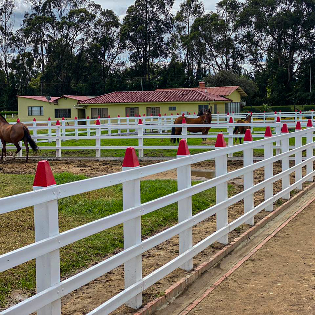 Postes en ecomadera plasticas para corrales y establos
