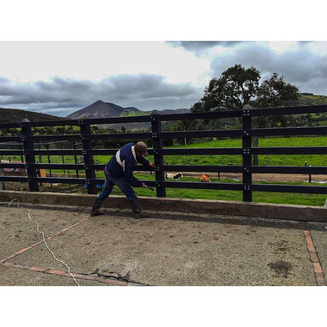 Postes en ecomadera plasticas para corrales y establos